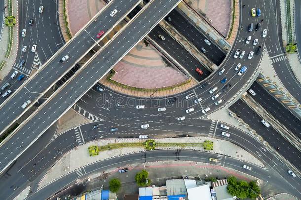 绕道路采用城市在水泄不通的汽车.