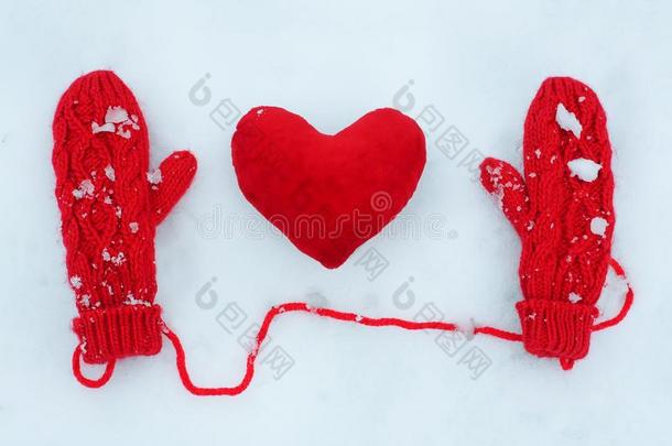 红色的连指手套和豪华的装饰的心向雪