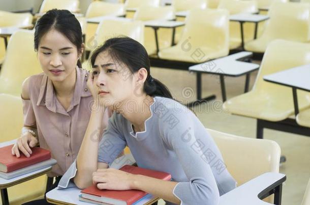 <strong>学生</strong>女孩感觉欲<strong>睡</strong>的采用指已提到的人教室.