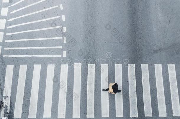 顶看法关于人走向大街步行者<strong>十字路口</strong>采用指已提到的人IvoryCoast象牙海岸