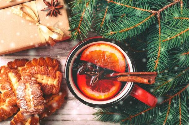 热的将制成热饮葡萄酒和香料和甜饼干.圣诞节树