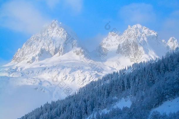 冬山雪山峰