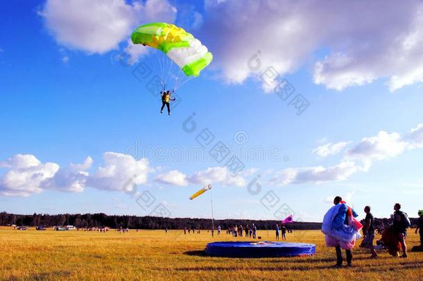 指已提到的人年幼的跳伞者准备为登陆向一tr一mpoline.