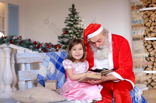 美丽的小孩问父亲圣诞节.