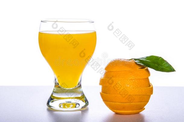 一玻璃和桔子果汁,一将切开桔子向一新鲜的t一ble一nd一wickets三柱门