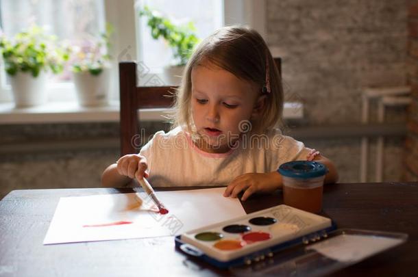 一小的女孩绘画和水彩画
