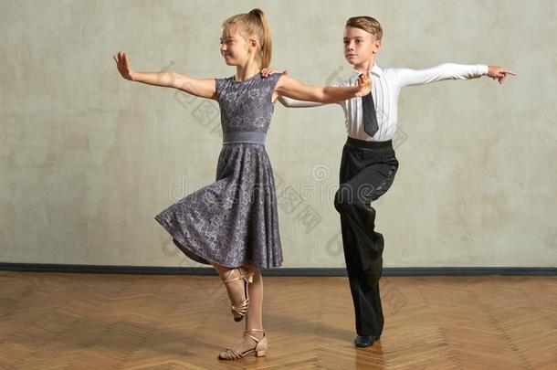 有魅力的年幼的对关于孩子们跳舞舞厅跳舞