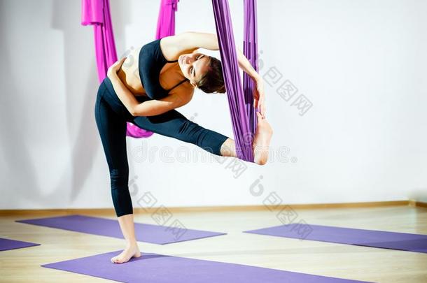 年幼的美丽的女孩<strong>开业</strong>的空气的瑜伽采用<strong>健身房</strong>