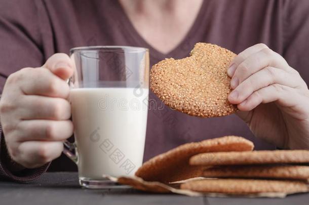 早餐和圆形的饼干和芝麻种子和杯子关于奶