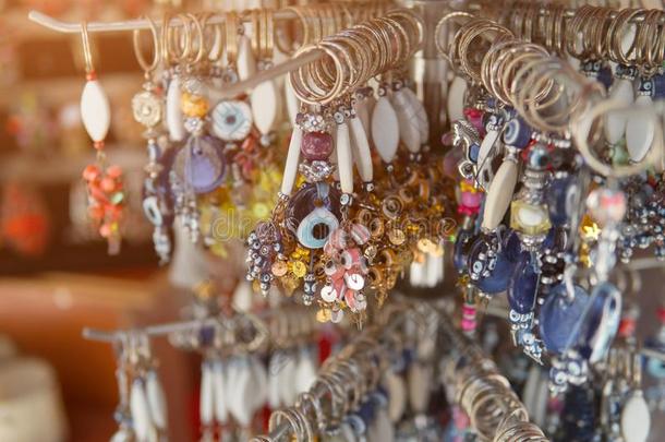 纪念品商店,玻璃柜台和钥匙链和小装饰品