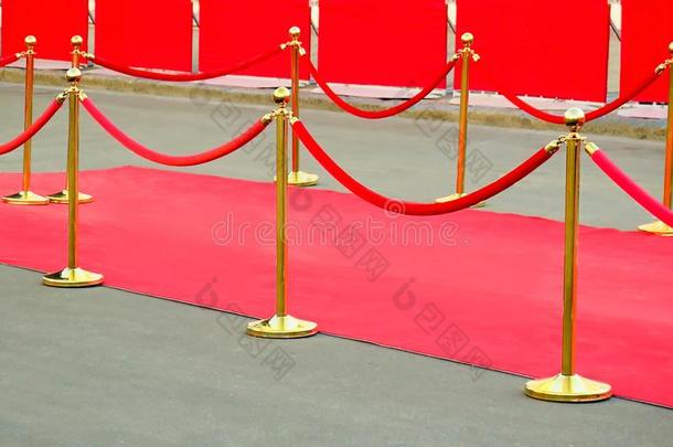 红色的地毯入口和金色的<strong>立柱</strong>和栏索.名人