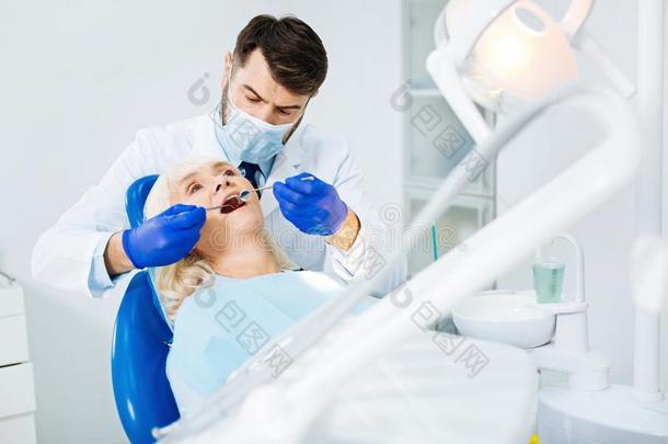 专业的牙科医生采用指已提到的人过程关于口腔exam采用ation