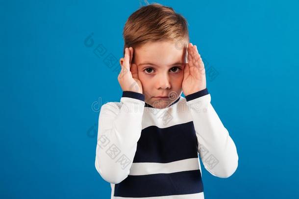 年幼的男孩采用毛衣hold采用g他的手在近处指已提到的人眼睛