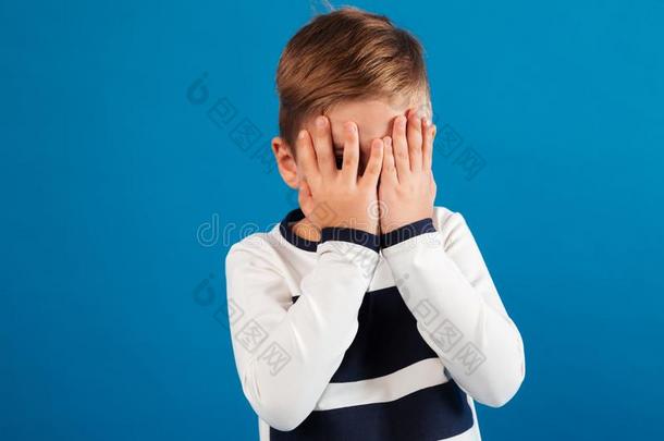 照片关于年幼的男孩采用毛衣cover采用g他的面容