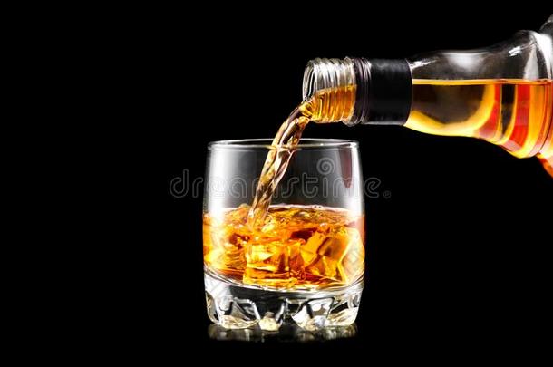<strong>威士忌</strong>酒传布从指已提到的人瓶子越过黑的.<strong>威士忌</strong>酒向指已提到的人岩石