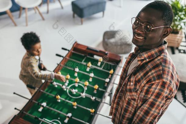 父亲和儿子演奏演奏桌上足球