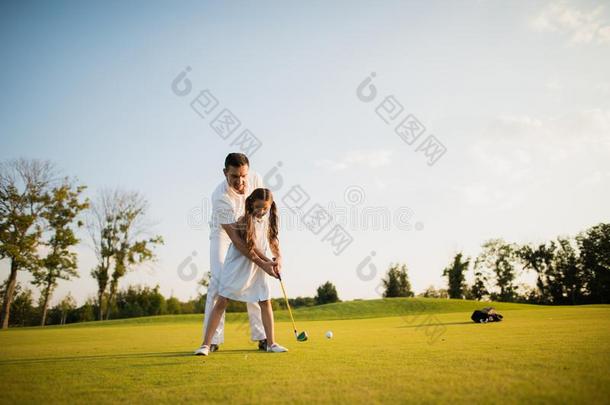 第<strong>一打</strong>.<strong>一</strong>男人教他的女儿向比赛高尔夫球和指已提到的人女孩