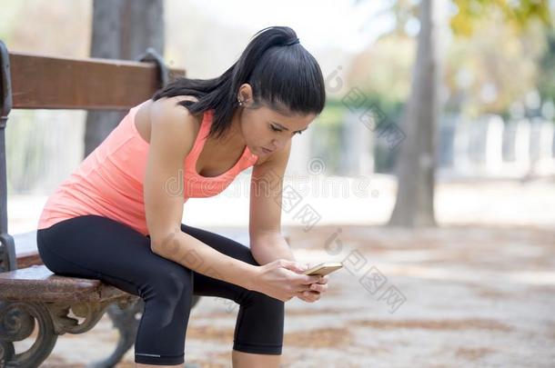 适合运动女人有样子的在可移动的电话互联网计算机应用程序跟踪Peru秘鲁