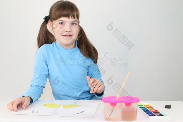 微笑的女孩水彩绘画颜料蝴蝶向表