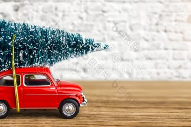 红色的汽车汽车rying一圣诞节树