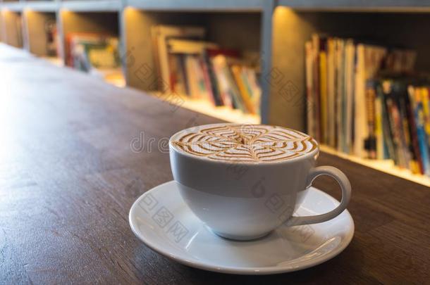 杯子关于c关于fee拿铁咖啡艺术向木制的表