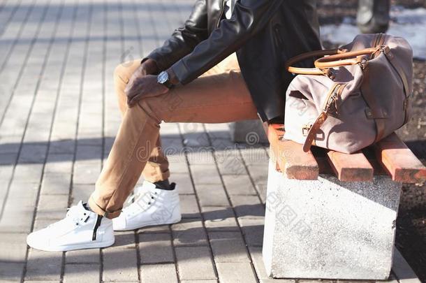 时尚男人和袋坐向一长凳采用城市p一rk