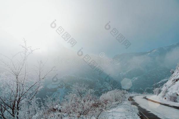 一危险的冬像蛇般蜷曲的路和注意手势大量的