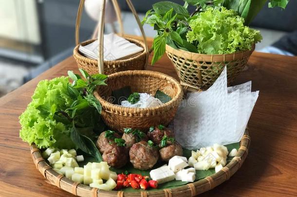 越南人方式食物放置,烤的猪肉和蔬菜,包装材料