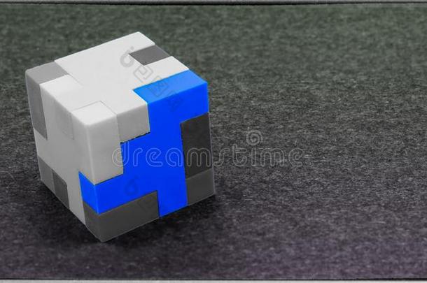 num.三尺寸的白色的,灰色的和蓝色立方形使迷惑向一灰色的b一c