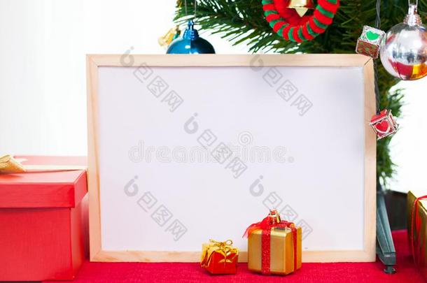 照片框架和圣诞节装饰向红色的地毯.红色的