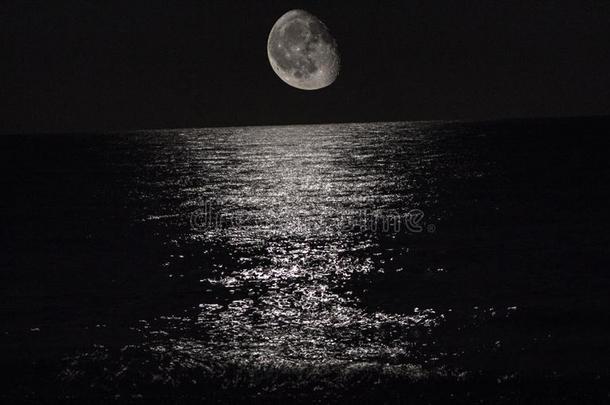 月亮向地中海的海