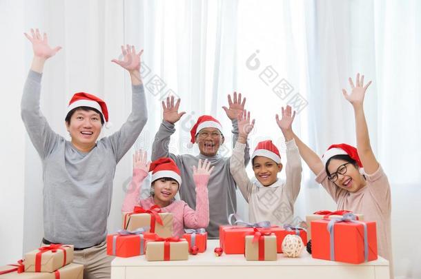 幸福的亚洲人家庭凸起的手在上面.