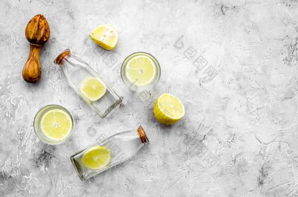 新鲜的自家制的柠檬汽水.柠檬,榨汁器,玻璃为饮料向英语字母表的第7个字母