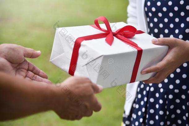 亚洲人女人礼物一白色的赠品盒向上了年纪的m一n.