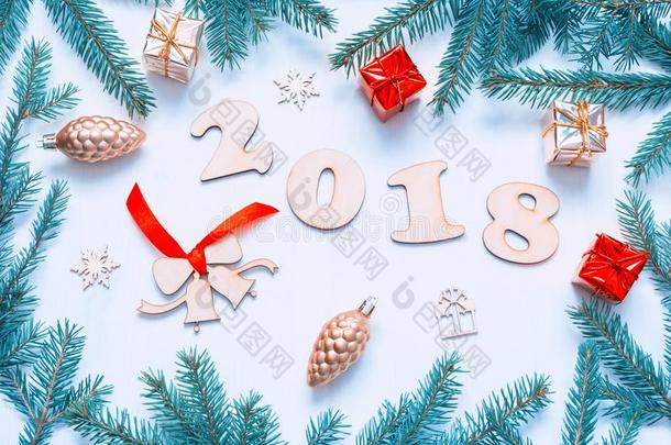 新的年2018背景和2018轮廓,圣诞节玩具,冷杉