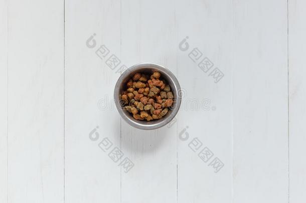 干的干燥的宠物食物采用碗向白色的木制的背景顶看法采用指已提到的人