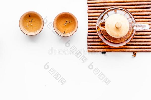 茶水典礼观念.茶水罐,杯子或保龄球向白色的背景