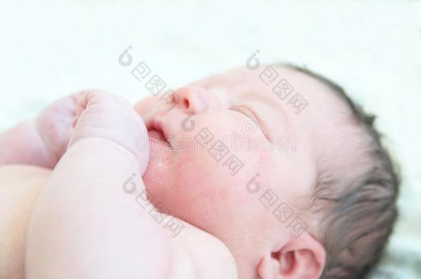 <strong>新</strong>生的婴儿和脐带的绳第一一天关于生活睡眠