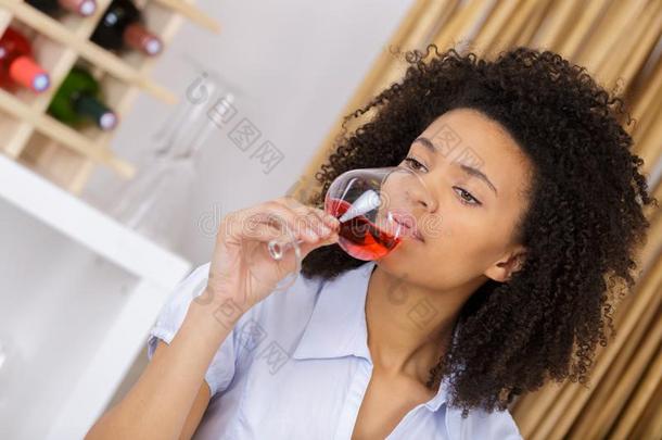 美丽的女人喝饮料葡萄酒在饭店