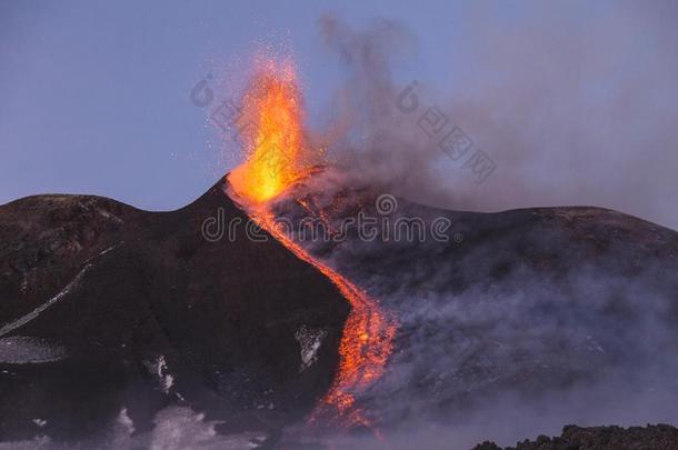 场面富丽的火山酒精灯煮水器喷发,西西里岛,意大利