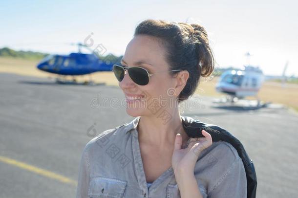 年幼的女人排序直升机旅行票在机场