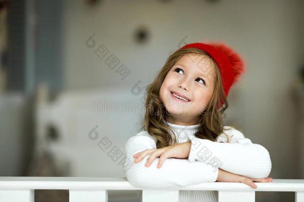 肖像关于微笑的小的女孩.美丽的小的女孩庆祝