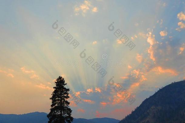 太阳微量在日落,山区