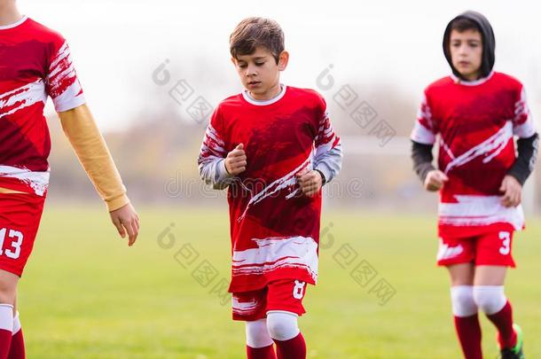 年幼的孩子们演员足球比赛向足球田