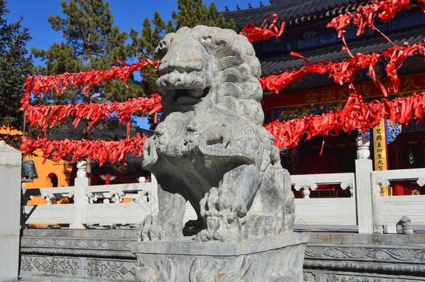 五大连池,中国.雕刻关于指已提到的人神话的狮子采用前面
