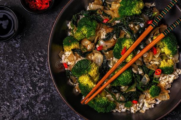 <strong>烹饪</strong>术亚洲人移动鱼苗稻和蔬菜