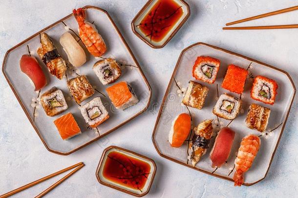 寿司放置:寿司和寿司名册向盘子.