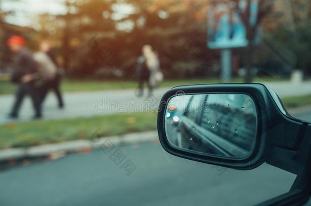 反映关于城市交通采用汽车面镜子