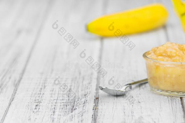 香蕉浓汤向木制的背景