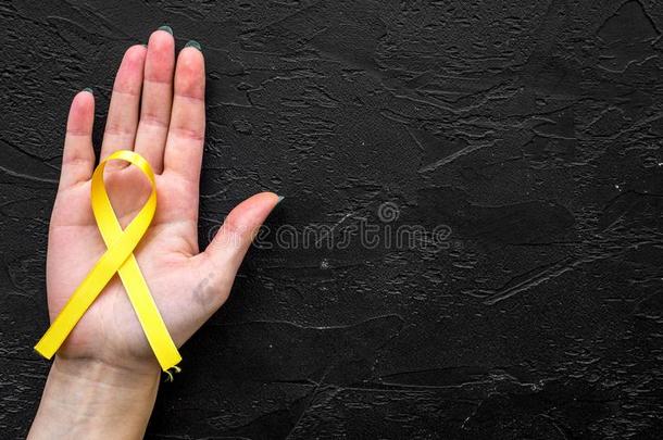 手拿住黄色的带为自杀和子宫<strong>内膜</strong>异位察觉